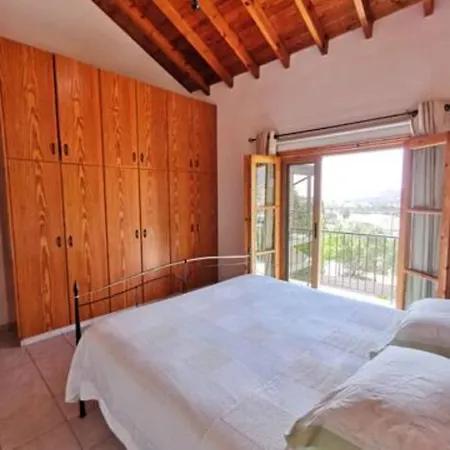 Villa Unique Stonehouse Traditional In