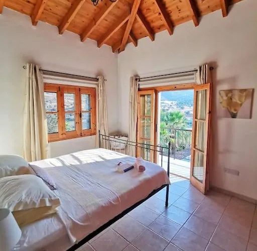 Unique Stonehouse Traditional In Vila *