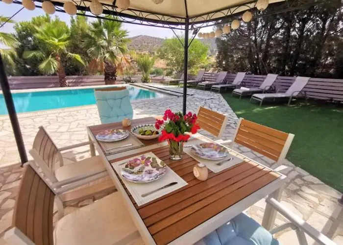 Vila Unique Stonehouse Traditional In